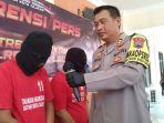 Kedua-tersangka-bandar-narkoba-yang-dihadirkan-dalam-konferen.jpg