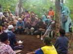 Keluarga-korban-ledakan-amunisi-Toto-asal-Desa-Sagara.jpg
