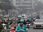 Kendaraan-melaju-di-tengah-tingkat-polusi-udara-yang-tinggi-di-Hanoi-pada-5-Maret-2024.jpg