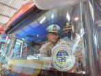 Kepala-Dishub-Karanganyar-Sri-Suboko-menempel-stiker-armada-bus-PO-Rosalia-Indah.jpg