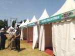Kepala-Disnakerperinkop-UKM-Kudus-Rini-Kartika-Hadi-Ahmawati-mengecek-persiapan-tenda-UMKM.jpg