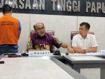 Kepala-Kejati-Papua-Witono-tengah-sedang-melakukan-siaran-pers-penangkapan-DPO.jpg