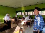 Kepala-SMPN-6-Pati-Mat-Adjuri-memantau-para-siswa-pada-hari-pertama.jpg