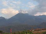 Kepulan-asap-terlihat-di-Gunung-Lawu-wilayah-Kabupaten-Karanganyar-Jawa-Tengah.jpg