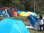Keramaian-pengunjung-di-jalur-Basecamp-Perantunan-pendakian-Gunung-Ungaran.jpg