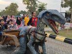 Keseruan-pengunjung-naik-dokar-patung-dinosaurus-di-rumah-dinas-bupati-Kendal.jpg