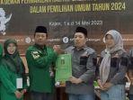Ketua-DPC-PPP-Kabupaten-Pekalongan-Mirza-Kholik-saat-menyerahkan-berkas.jpg