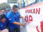 Ketua-DPC-Partai-Demokrat-Pati-Joni-Kurnianto-membubuhkan-cap-jempol-darah.jpg