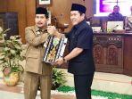 Ketua-DPRD-Sementara-Kabupaten-Jepara-Agus-Sutisna-menerima-dokumen-rancangay-Sujatm.jpg