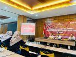 Ketua-KPU-Kabupaten-Tegal-Himawan-Tri-Pratiwi-peran-pers.jpg