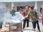 Ketua-KPU-Karanganyar-Daryono-beserta-perwakilan-tamu-undangan.jpg