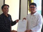 Ketua-KPU-Karanganyar-Daryono-menyerahkan-berita-acara-klarifikasi-pengunduran-diri.jpg