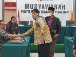Ketua-KPU-Kendal-Khasanudin-berjabat-tangan-dengan-kuasa-hukum-Dico.jpg