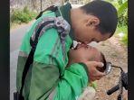 Kisah-Pilu-Driver-Ojol-Gendong-Anak-Sambil-Cari-Orderan-Anak-Kejang-Tak-Ada-Biaya-Berobat.jpg