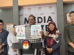 Komisioner-KPU-Kabupaten-Batang-menunjukkan-desain-APK.jpg