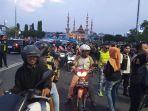Komunitas-motor-se-Tegal-Raya-bagi-bagi-takjil-untuk-pengguna-jalan.jpg