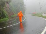 Kondisi-Jalan-Dieng-kilometer-25-terdampak-longsor.jpg
