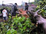 Kondisi-kerusakan-rumah-warga-di-Kecamatan-Sapuran-Wonosobo-akibat-angin-puting-beliung.jpg