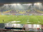 Kondisi-lapangan-Stadion-Manahan-Solo-yang-tergenang.jpg