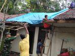 Kondisi-rumah-Aby-warga-Majenang-Cilacap-usai-tertimpa-pohon-kelapa.jpg
