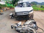 Kondisi-toyota-Inova-Venturer-ringsek-parah-seusai-menabrak-truk-trailer-Isuzu.jpg