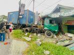 Kondisi-truk-kontainer-yang-mengalami-kecelakaan-menubruk-rumah-kosong-di.jpg