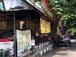 Lapak-pedagang-yang-ada-di-tepian-Jalan-Dr-Kariadi.jpg