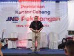 M-Feriadi-Soeprapto-Presiden-Direktur-JNE-memberikan.jpg