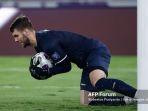 Maarten-Vincent-Paes-dari-Indonesia-menangkap-bola-pada-pertandingan.jpg