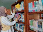 Mahasiswa-yang-menjadi-Mitra-Pustakawan-membantu-pengelolaan-menata-buku-bacaan.jpg