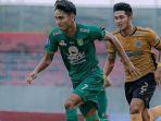 Marselino-Ferdinan-menggiring-bola-di-laga-Persebaya-vs-Bhayangkara-FC.jpg