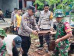 Masyarakat-bersama-TNI-Polri-bergotong-royong-membereskan-puing-puing-bangunan.jpg