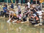 Menebar-benih-ikan-di-Embung-Linuwing-Karanganyar.jpg