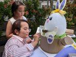 Menghias-Telur-Raksasa-di-Easter-Festival-Harris-Hotel-Sentraland-Semarang.jpg