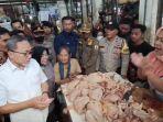 Menteri-Perdagangan-Zulkifli-Hasan-membeli-daging-ayam-milik-pedagang.jpg