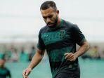 Michael-Rumere-saat-melakukan-pemanasan-di-laga-Persebaya-Surabaya-vs-Borneo-FC.jpg