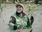 Mitra-Gojek-Semarang-tetap-semangat-dan-ceria-saat-menanam-bibit-pohon_1.jpg