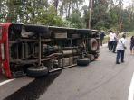 Mobil-Isuzu-ELF-yang-mengangkut-14-orang-wisatawan.jpg