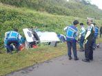 Mobil-Toyota-Innova-masuk-parit-setelah-menabrak-truk-tronton-pengangkut-bata-bara.jpg