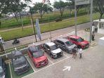 Mobil-berjajar-di-depan-showroom-Astra-DaihatsuSemarang.jpg