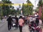 Mobil-diamuk-warga-di-depan-Mapolres-Polman.jpg