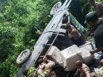 Mobil-pengangkut-logistik-Pilkada-terbalik-di-kawasan-hutan-Maluku.jpg