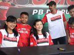 Momen-foto-bersama-atlet-cilik-dengan-Debby-Susanto-dan-Maria-Kristin.jpg