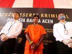 Muhammad-Amin-tengah-dikawal-personel-Satreskrim-Polresta-Banda-Aceh-s.jpg