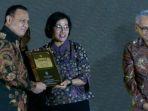 Mulyani-menyerahkan-penghargaan-kepada-Ketua.jpg