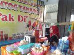 Muntiah-pedagang-lentog-tanjung-di-Sentra-Lentog-Desa-Tanjungkarang.jpg