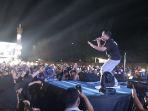 Musisi-Denny-Caknan-dalam-konser-Birukan-Langit-Indonesia.jpg