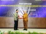 Nana-Sudjana-saat-menyerahkan-Laporan-Keuangan-Pemerintah-Daerah-LKPD.jpg