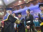 Noersasongko-memberikan-penghargaan-kepada-wisudawan-terbaik.jpg