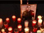 Orang-orang-menyalakan-lilin-saat-meninggalnya-Alexiei-Navalny-di-depan-Konsulat.jpg
